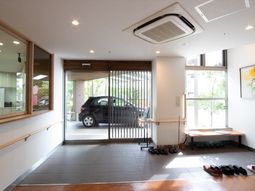 明るいエントランスの風景