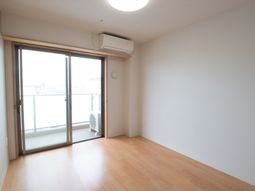 明るい居室の一角