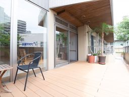 テラスの植物と椅子