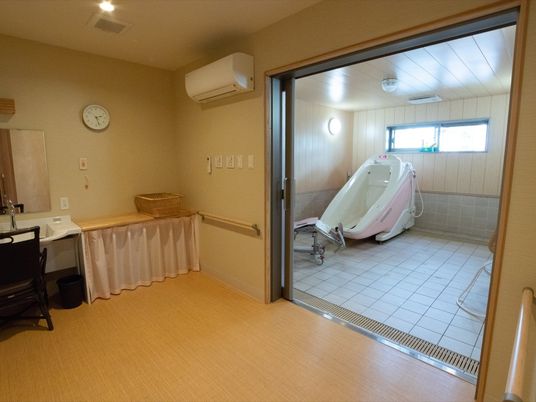 座ったまま入浴可能な介護浴槽が備えつけられた浴室。脱衣所から浴室まで段差がないため、車椅子での移動も楽に行える。