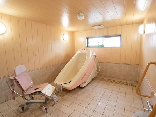 窓がある明るい浴室である。機械浴槽があり、お一人での入浴が難しい方もスタッフの介助を受けながら入浴をすることができる。
