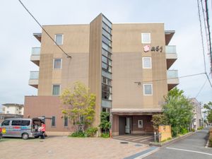 多階層の建物のエントランス