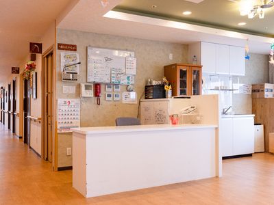 施設の受付と廊下