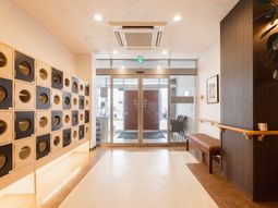 明るいエントランスの風景