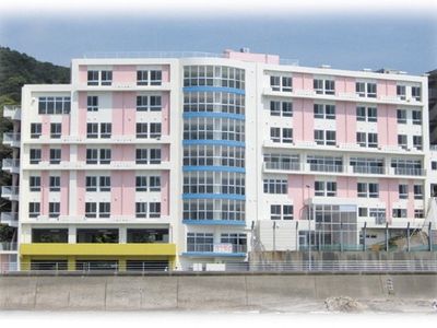 ピンクの壁が特徴の建物