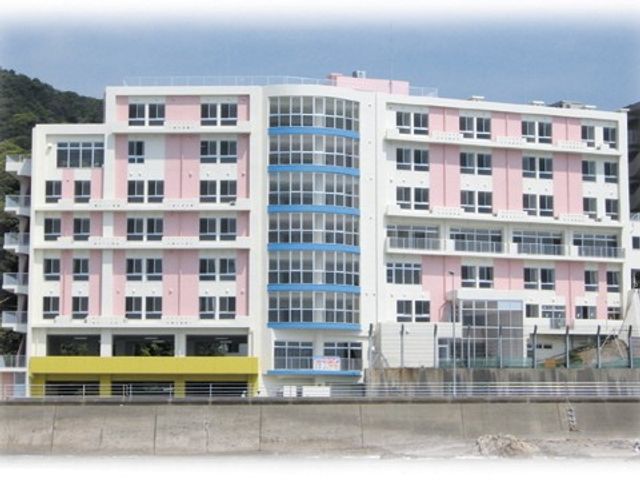 ピンクの壁が特徴の建物 外観 ピンク色の壁面が印象的な建物です。広々とした前面道路からのアクセスも良好で、やってくる方々の心を和ませる雰囲気があります。