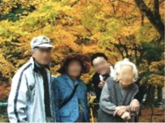紅葉を楽しむ人々 外出イベント 色づいた木々の下、利用者がリフレッシュしています。自然の中でゆったりとしたひと時を過ごすことができる空間です。