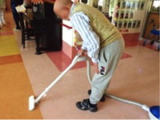 床掃除をする人 日常 訓練の一環として、居住者が清掃活動に励んでいらっしゃる様子が垣間見えます。身体機能の維持向上を目指しています。