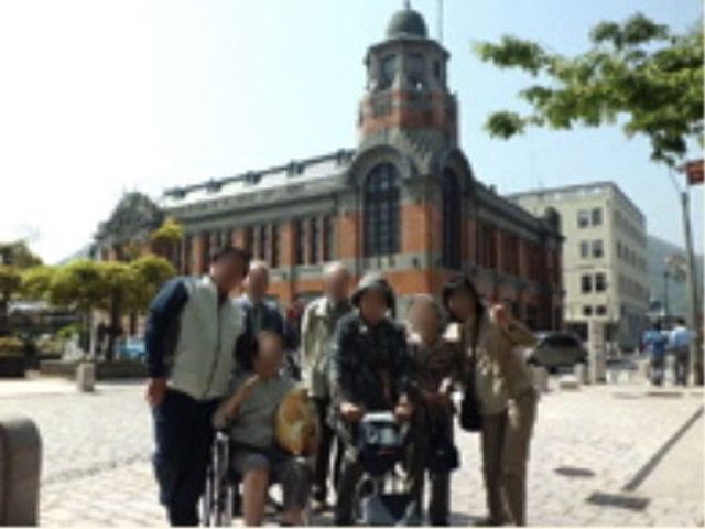 外出している人々 旅行 職員が外出を支援している様子です。共に時間を過ごしながら、利用者の皆様に安心感を提供しています。