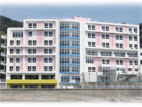 ピンクの建物の外観