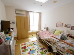 明るい個室の居室空間