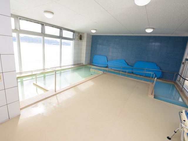 広々とした明るい浴室 浴室 清潔感のある窓際の浴室は、湯船に手すりがついており、安心してご利用いただけます。ゆったりとした空間でリラックスできる環境です。
