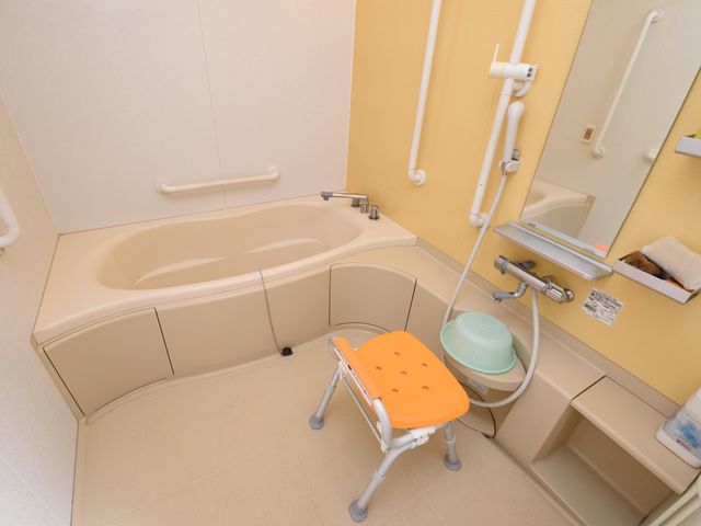 バリアフリー設計の浴室 浴室 安全に配慮された設計の浴室です。手すりが多数設置され、入浴のサポートを行います。
