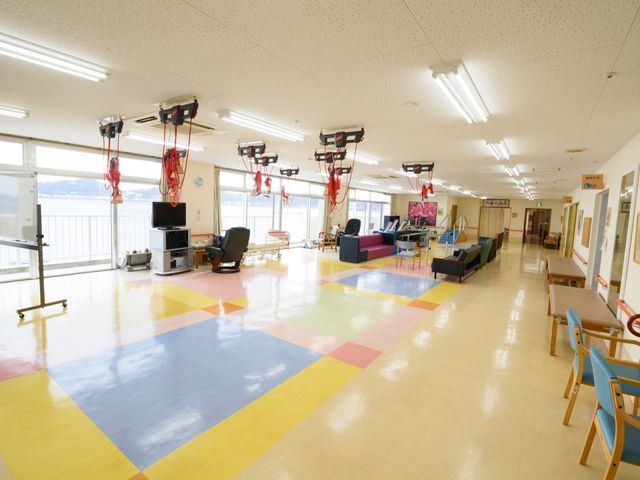 広々としたリハビリスペース 共有スペース ゆとりある機能訓練室では、明るく開放的な雰囲気の中、専門の機器を使用したリハビリが行われています。