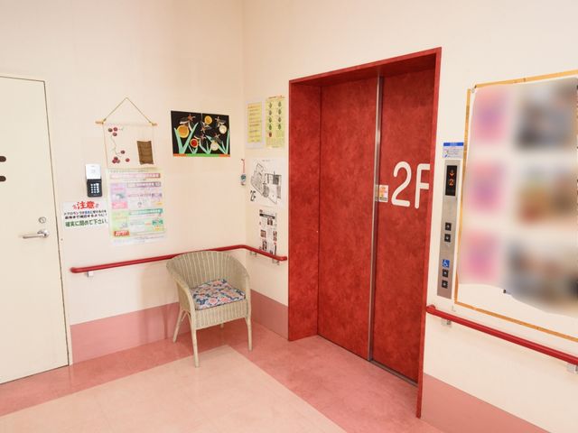 手すり付きエレベーターホール エレベーター 明るく広々としたエレベーターホールは、手すりが整っており、毎日の移動がより安全に行える設計です。