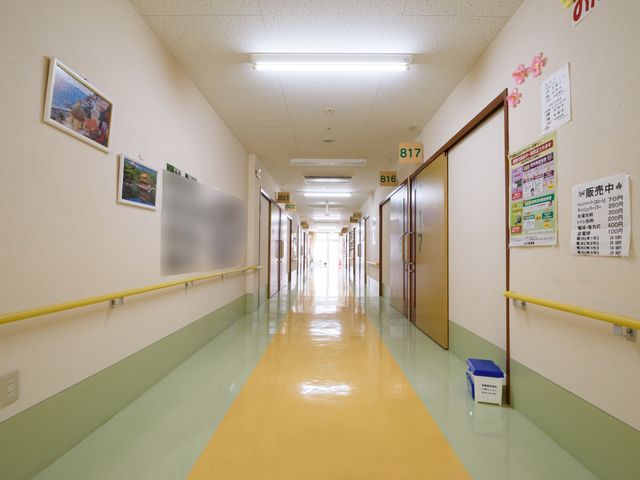 清潔な施設の廊下 廊下 手すりが設置された明るく広々とした廊下です。安心して移動ができる環境が整っています。