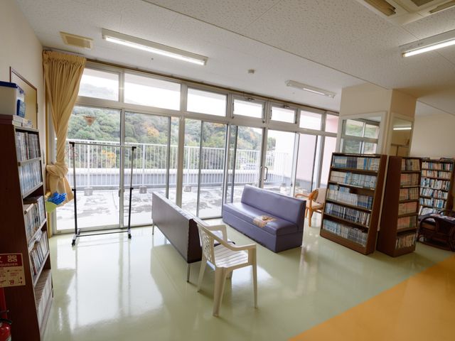 窓際の明るいラウンジ 休憩コーナー 広々とした明るいラウンジでは、壁一面の窓から自然光が差し込み、読書やリラックスに最適な環境が整っています。
