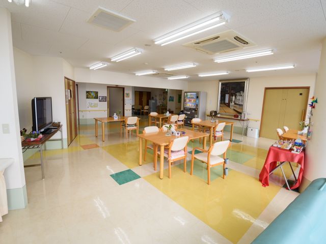 広々とした明るい共有スペース 食堂 様々な活動が楽しめるダイニングルームです。開放的な空間で、居心地の良い時間を過ごせるようになっています。