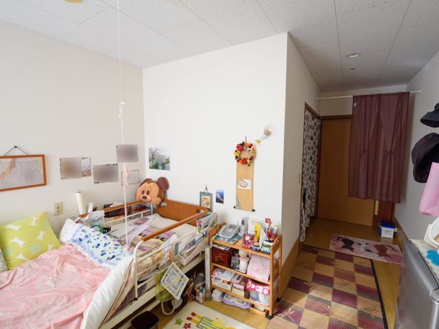 個室の居心地の良さ 居室 居心地の良い個室は、個人の趣味や必需品で彩られ、快適な日常生活を支えています。自分らしい空間でくつろぎながら、新しい職場での一日を想像してみてください。