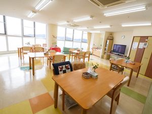 広々とした明るい食堂