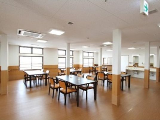広々とした明るい食堂