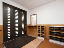 エントランスの靴箱とドア