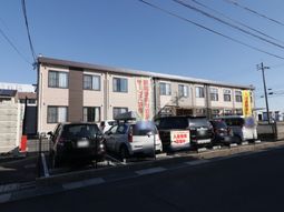 建物正面と駐車スペース
