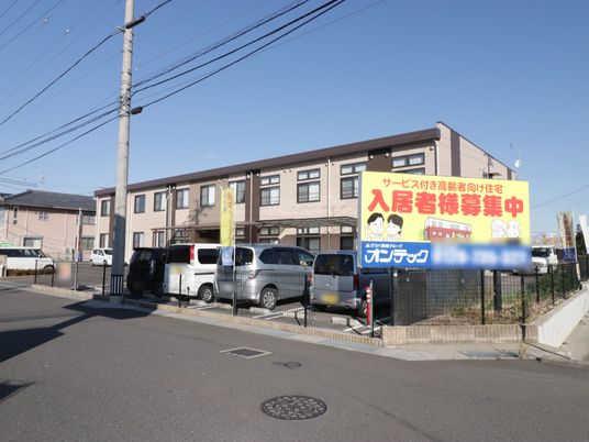 日差しの下の静かな外観