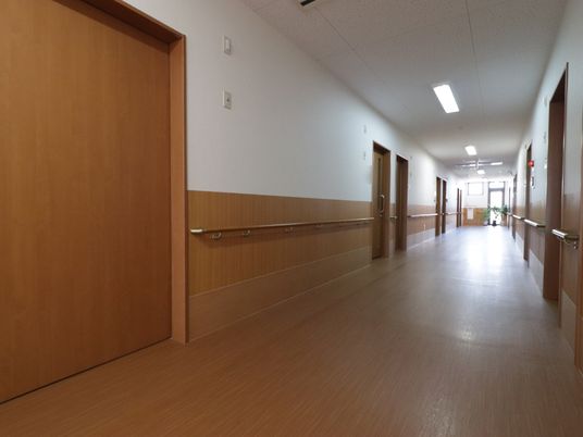 広々とした明るい廊下