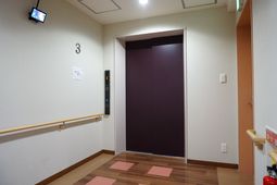 廊下のエレベーター前