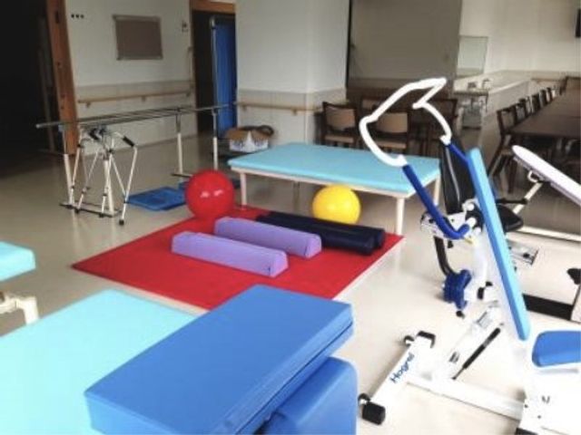リハビリ設備が整った室内 スタジオ 広々とした明るい機能訓練室です。様々なリハビリ器具が揃い、心身の健康促進をサポートします。