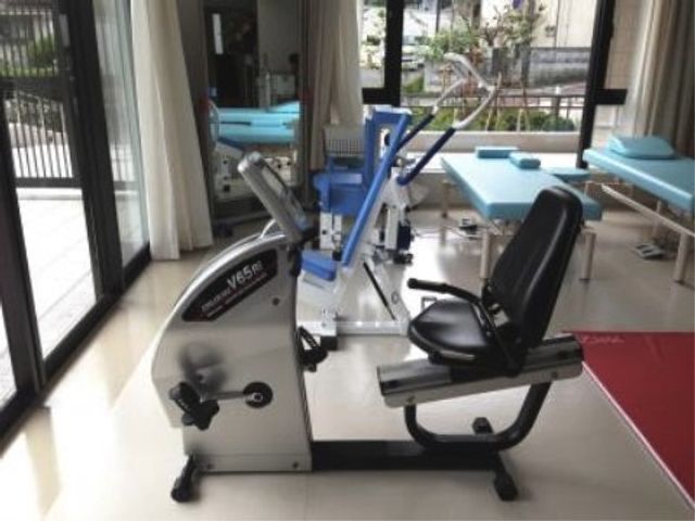 リハビリマシンのある部屋 設備 明るい光が差し込む機能訓練室です。様々なリハビリ機器が整備され、健康支援を行っています。