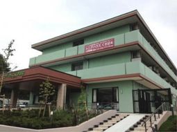 緑と調和する建物外観