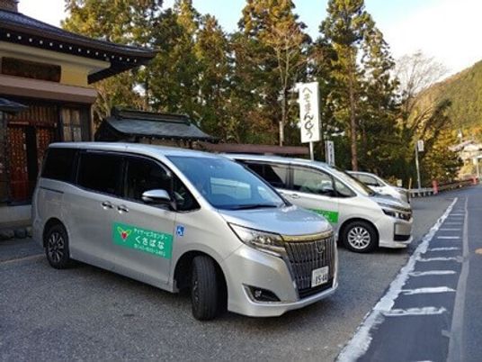 送迎車が並ぶ外観  