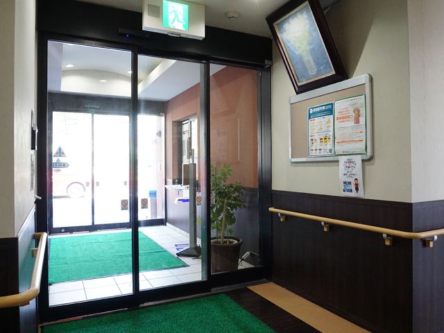 エントランスの自動ドア 玄関 安全と利便性を考慮した設計で、自動ドアが皆様の行き来をスムーズに支えます。手すりも完備し安心です。