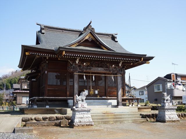伝統的な神社の外観 周辺環境 周囲に住宅が立ち並ぶ中、落ち着いた雰囲気の神社があります。伝統的な建築美を鑑賞しながら、心も体もリフレッシュできる空間です。