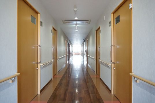 明るく手すり付きの廊下