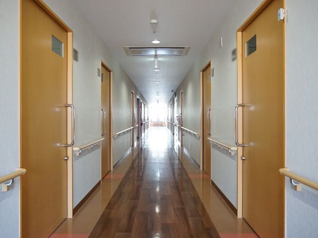 明るく手すり付きの廊下 廊下 手すりが完備された清潔感ある廊下です。就業を検討される際には、利用者の安全を守る設計にもご注目ください。