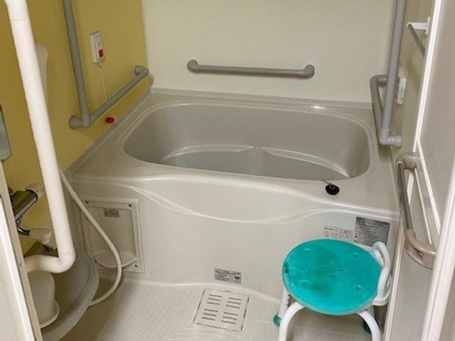 バリアフリー設計の浴室 浴室 安全に配慮された浴室は、手すり付きで移乗用の椅子も完備しており、皆様の快適な入浴をサポートいたします。