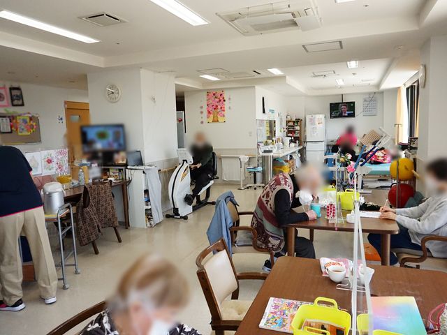 居心地の良い食堂 共有スペース 様々な活動でにぎわうゆったりとした食堂です。手作りの装飾が施された暖かみのある空間で、利用者様が楽しい時をお過ごしになっています。