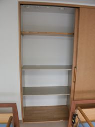 木製の空のクローゼット