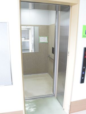 広々とした快適なエレベーター