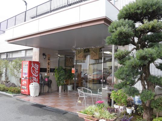 緑あふれる明るいエントランス