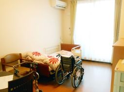 明るい個室と車椅子