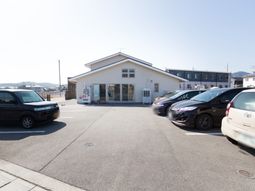 施設外観と駐車場