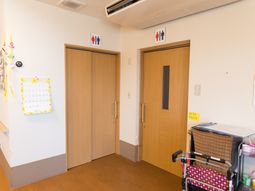 明るい廊下と木目調の扉