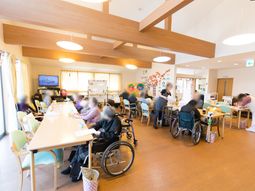 明るい食堂の様子