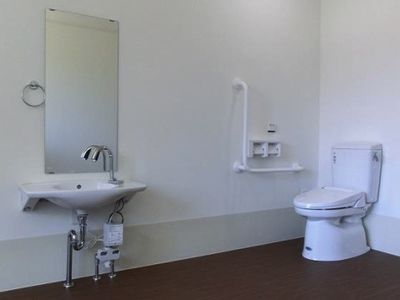 清潔なトイレと洗面台