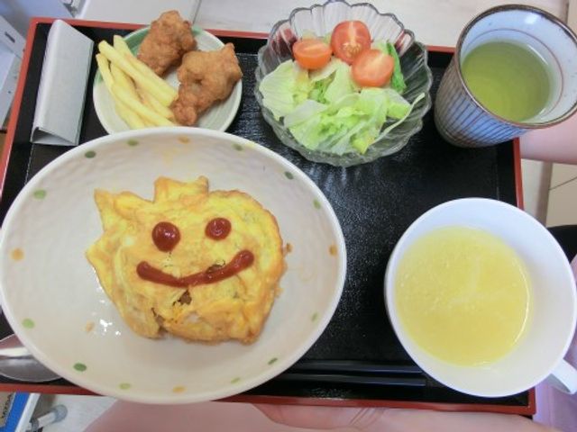お食事の盛り付け例 食事 彩り鮮やかで栄養バランスを考えた食事です。笑顔のデザートは、日々の食事を楽しいひと時に変えます。