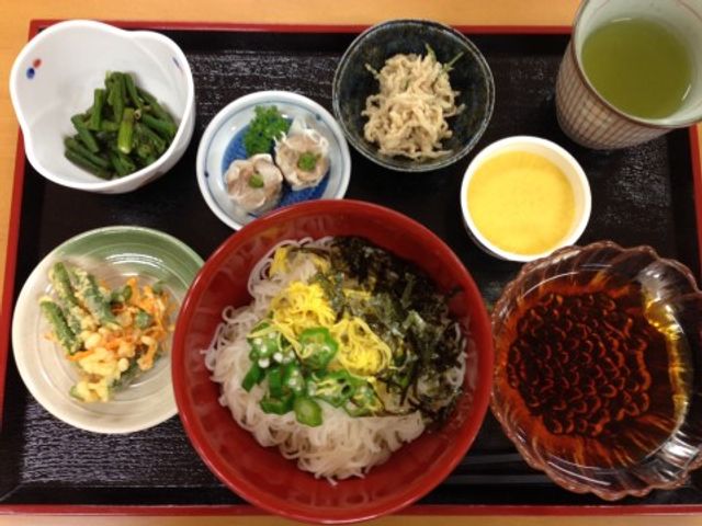和風な健康的な食事セット 食事 栄養バランスに富んだ和食を堪能できる食事空間。働いているスタッフの方々も利用可能です。